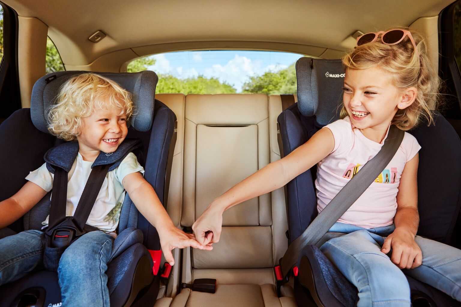 Автомобиль для детей. Пристегнутый ребенок в машине. Кресло для детей в машину. Ребенок пристегнут ремнем безопасности.